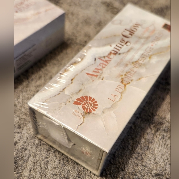 NIB-Awakening Glow LA Predire Prestige Nourishing Peach Shiny Lip Oil - Picture 5 of 6